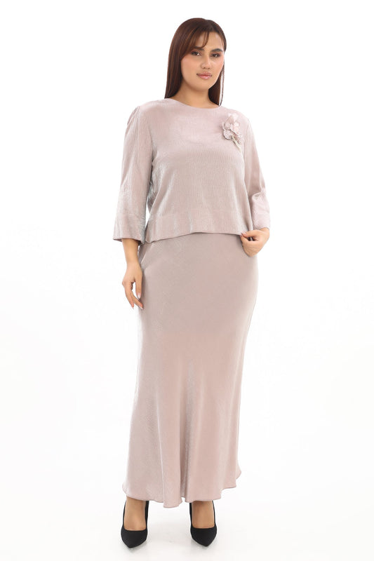 Çiçek Yakalı Sırtı Açık Bluz ve Uzun Etek İkili Kadın Takım